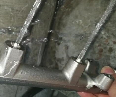 測試燃油共軌管，看用斯曼克水粒流去毛刺前后有何區(qū)別？