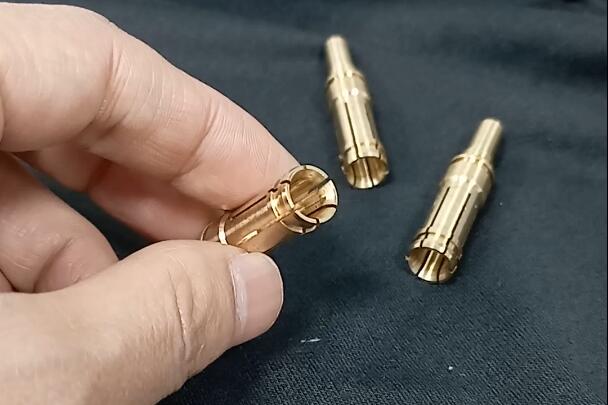 新能源汽車充電樁銅插孔細縫去毛刺，磨粒流拋光設(shè)備能做嗎？