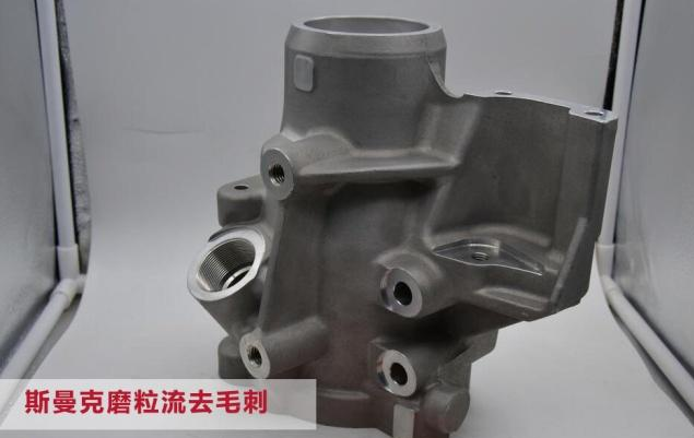 閥體<a href='http://www.fpqvrmfi.cn' target='_blank'><u>交叉孔去毛刺</u></a>，是令人十分苦惱的事情。一來(lái)閥體交叉孔多，二來(lái)交叉孔毛刺不像表面毛刺那樣容易接觸，所以，如果用人工對(duì)閥體<a href='http://www.fpqvrmfi.cn' target='_blank'><u>交叉孔去毛刺</u></a>，十分緩慢。